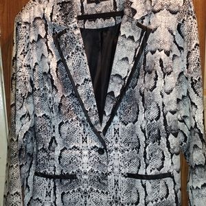 NEW BLACK &WHITE SNAKE PRINT BLAZER.
